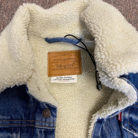 NWOT Levi’s Sherpa Trucker Jacket - Picture 2 of 3